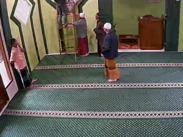 Pemasangan Kembali Jadwal Shalat Wakaf H. Maman 24/2/2025