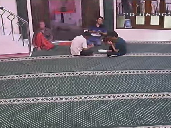 Penyerahan Zakat dari Keluarga H. Ude Solihin