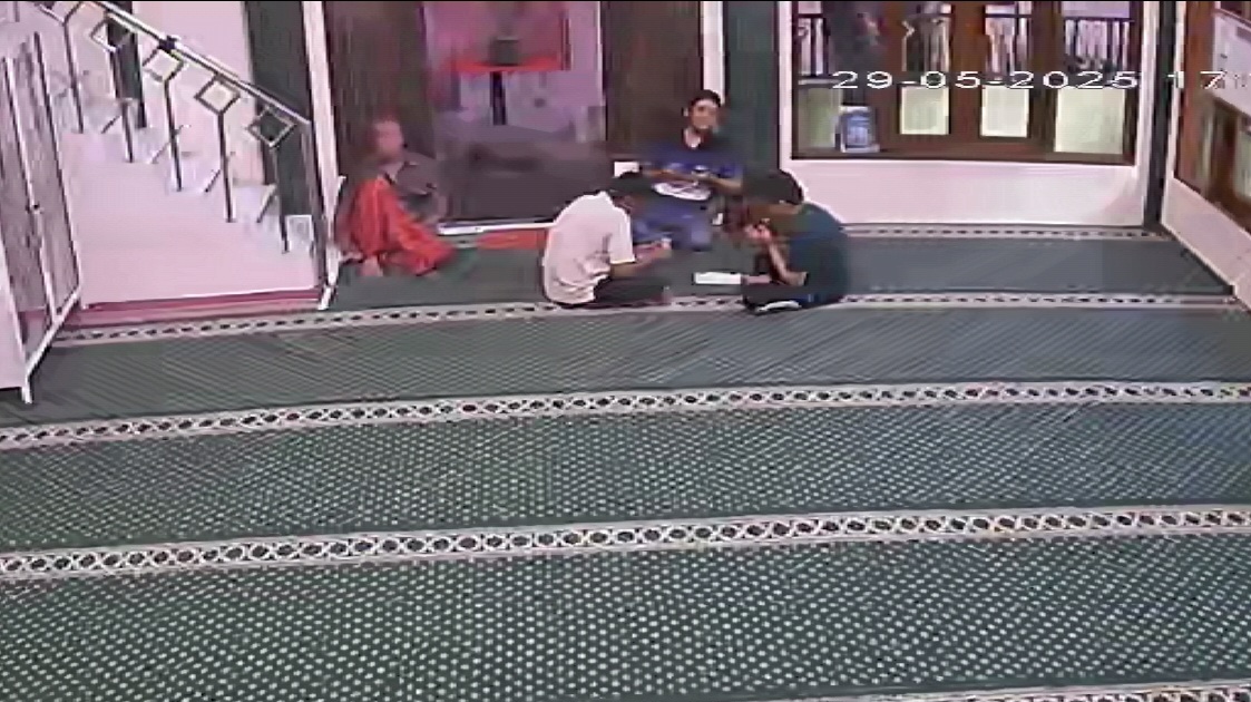Penyerahan Zakat dari Keluarga H. Ude Solihin