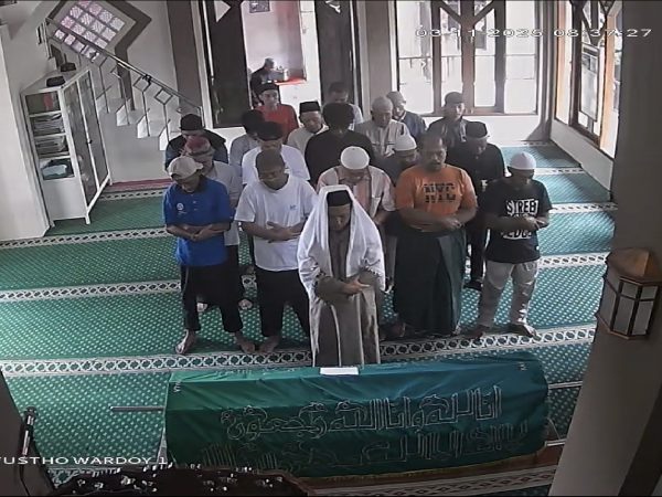 Shalat Jenazah Almarhumah Ibu Muthmainah (Mbak Risol) 3/11/2025